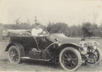 Fiat Torpedo 40.jpg - Firma Broederlet verkocht vanuit de 1e Dorpsstraat diverse oude auto's waaronder deze: Fiat Torpedo met chauffeur J. Kramer. Eigenaar auto: Onbekend, kenteken: L1170. Opname tussen 1910-25